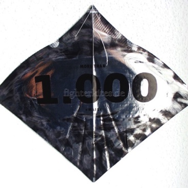 Segel: geätzt
Segelmaterial: Mylar
Bogenstab: Carbon 1,3 mm
Mittelstab: Bambus geschnitzt
Gesamtgewicht: 8,7 g Segel: geätzt
Segelmaterial: Mylar
Bogenstab: Carbon 1,3 mm
Mittelstab: Bambus geschnitzt
Gesamtgewicht: 8,7 g